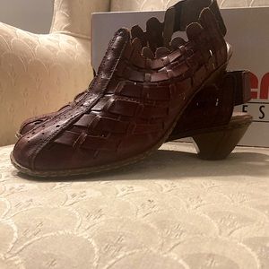 Beautiful leather sling back with small heel, size US 7